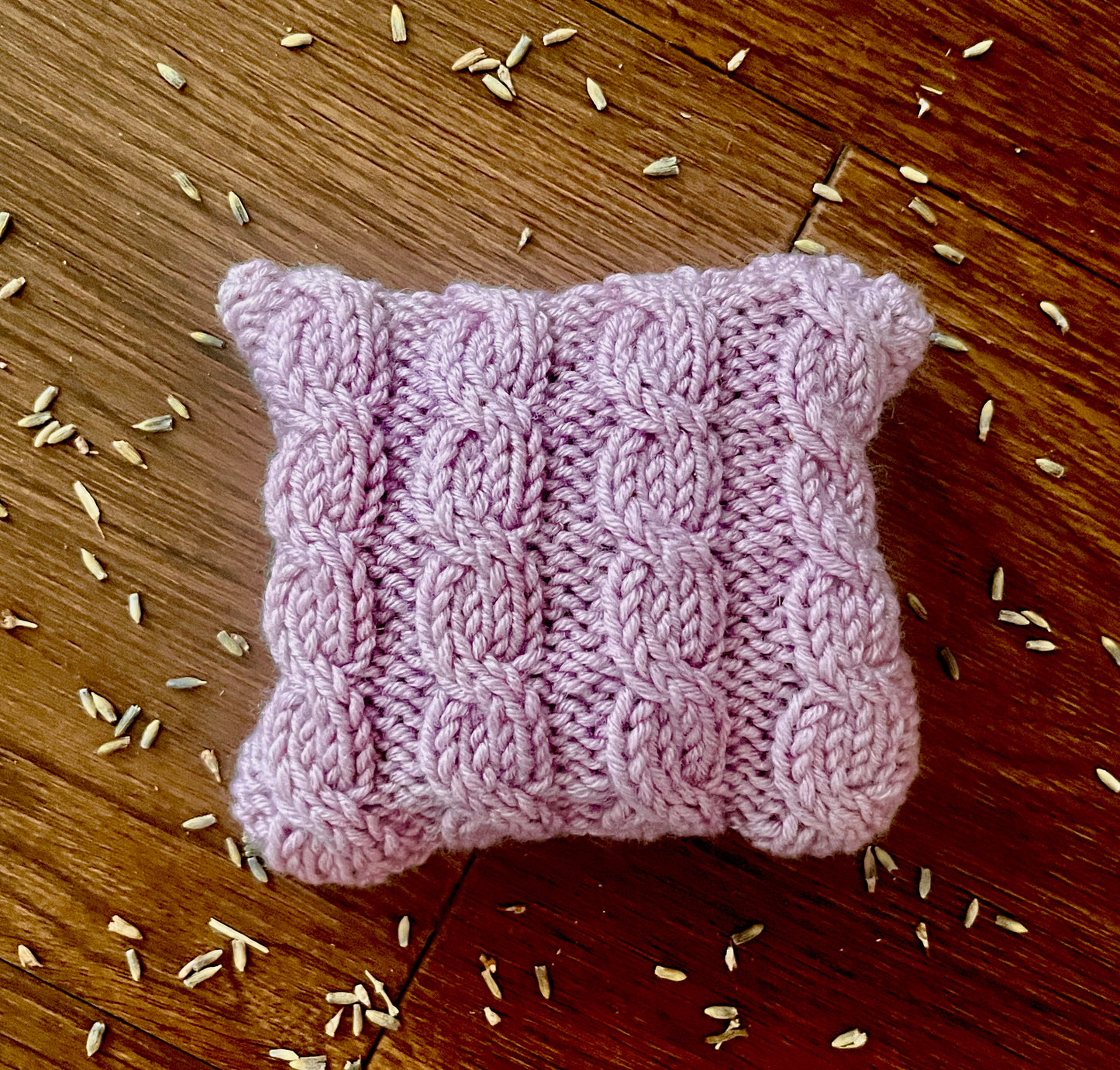 FREE CABLE LAVENDER PILLOW KNITTING PATTERN